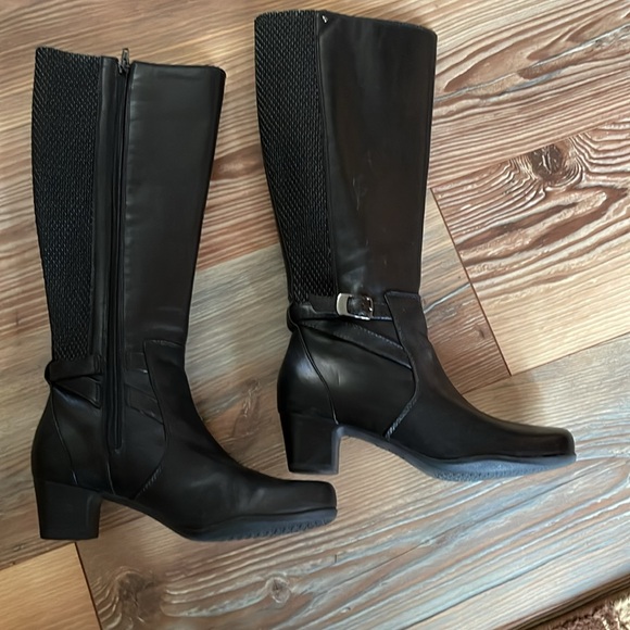 Clarks Size 7.5 M boots waterproof heel Black Leather  Women’s NICE - Picture 10 of 11